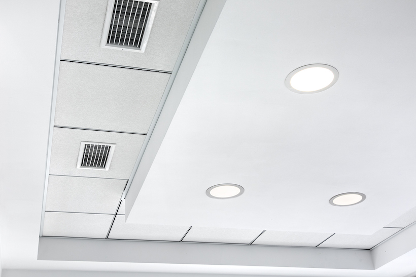 LED downlights aan plafond vergaderzaal