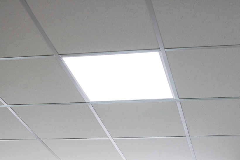 LED tegel aan plafond vergaderzaal
