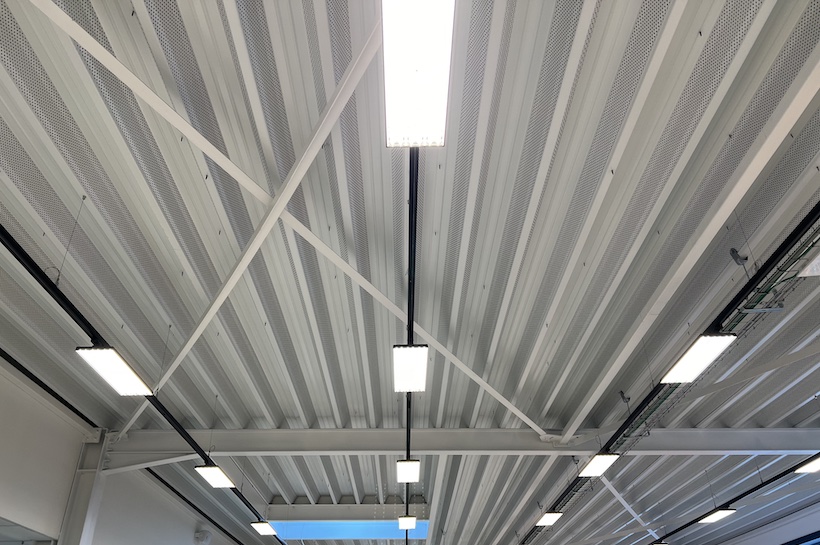 LED plafondverlichting op rails als winkelverlichting